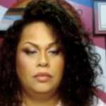 在Zoom会议上看到的一头卷发的黑人女性