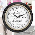 一个圆形的时钟，上面写着“活着，爱笑”