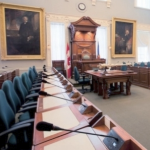 立法机关里一长排带麦克风的桌子和蓝色椅子