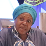 一位戴着蓝色头巾的黑人妇女主持小组讨论