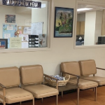 诊所里空荡荡的候诊室