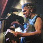 一个白人在台上朗读一本书