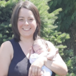 一个棕色头发的白人妇女抱着一个新生婴儿