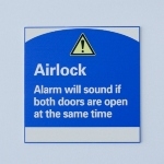 一个写着气闸的蓝色标志。如果两扇门同时打开，警报器就会响