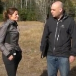 一个男人和一个女人站在田野里谈话