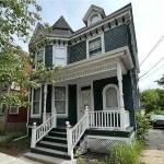 乔治亚风格的房子，绿色的瓦，白色的装饰，还有前廊