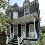 深绿色壁板和白色装饰的格鲁吉亚风格的房子