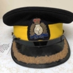 一顶前面有黄色带子和徽章的皇家骑警帽