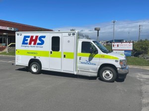 阳光明媚的一天，一辆救护车停在停车场里。