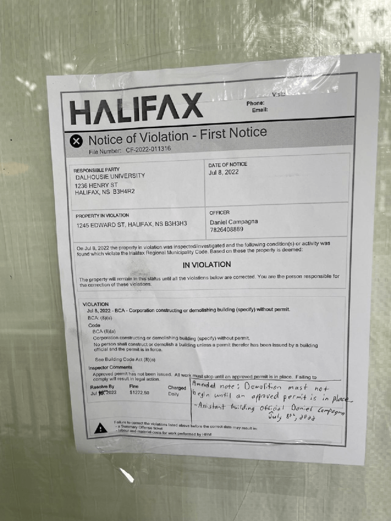 哈利法克斯·信头（Halifax Letterhead）的违规通知告诉达尔豪西大学（Dalhousie University）未经许可就开始拆除，这是违法的。