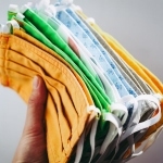 一个人拿着一把彩色的织物口罩