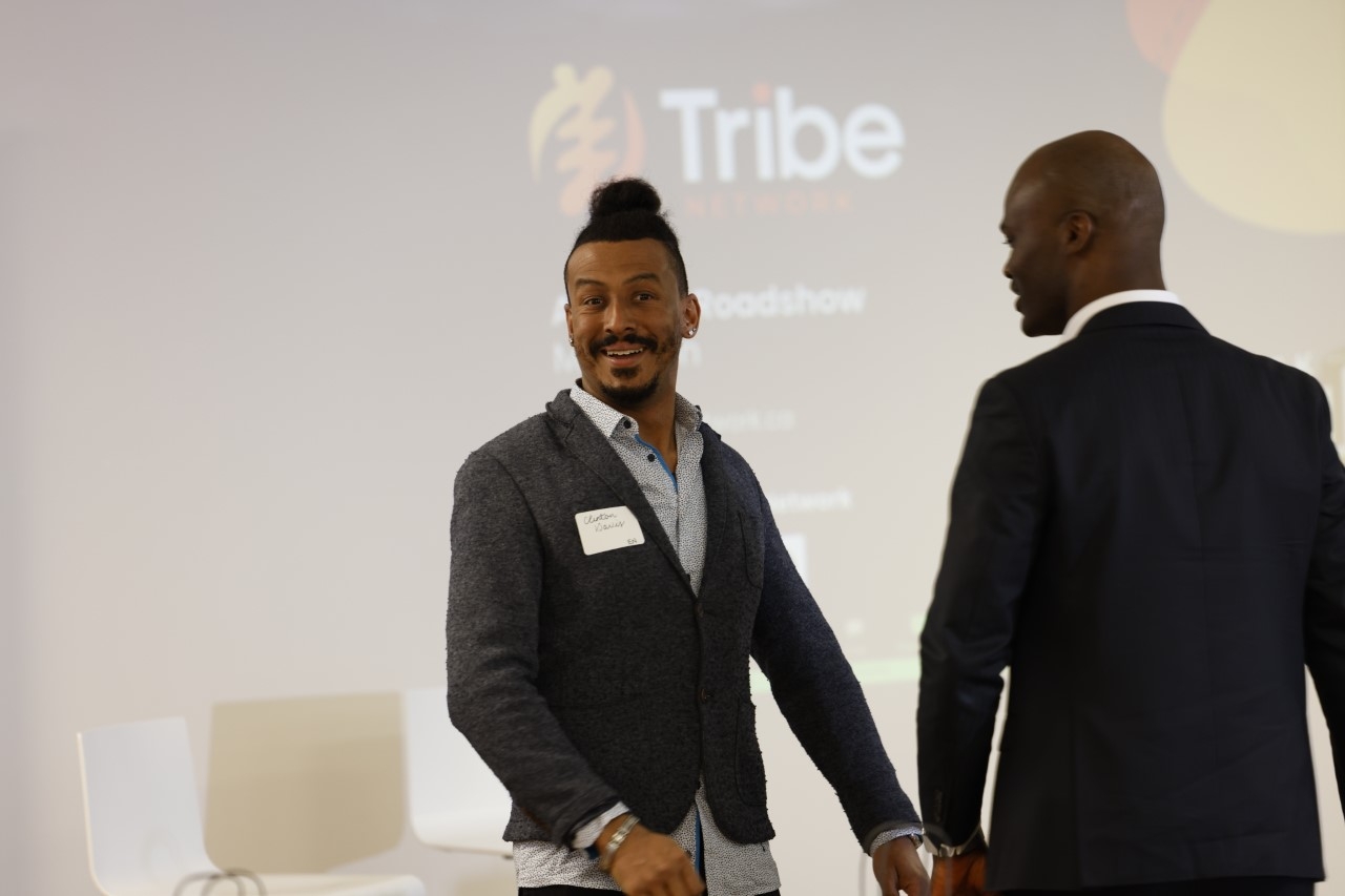 黑人为相机微笑。