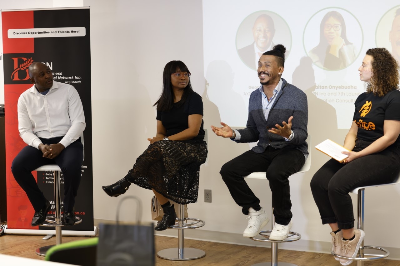 凳子上的四个黑人参加了小组讨论。