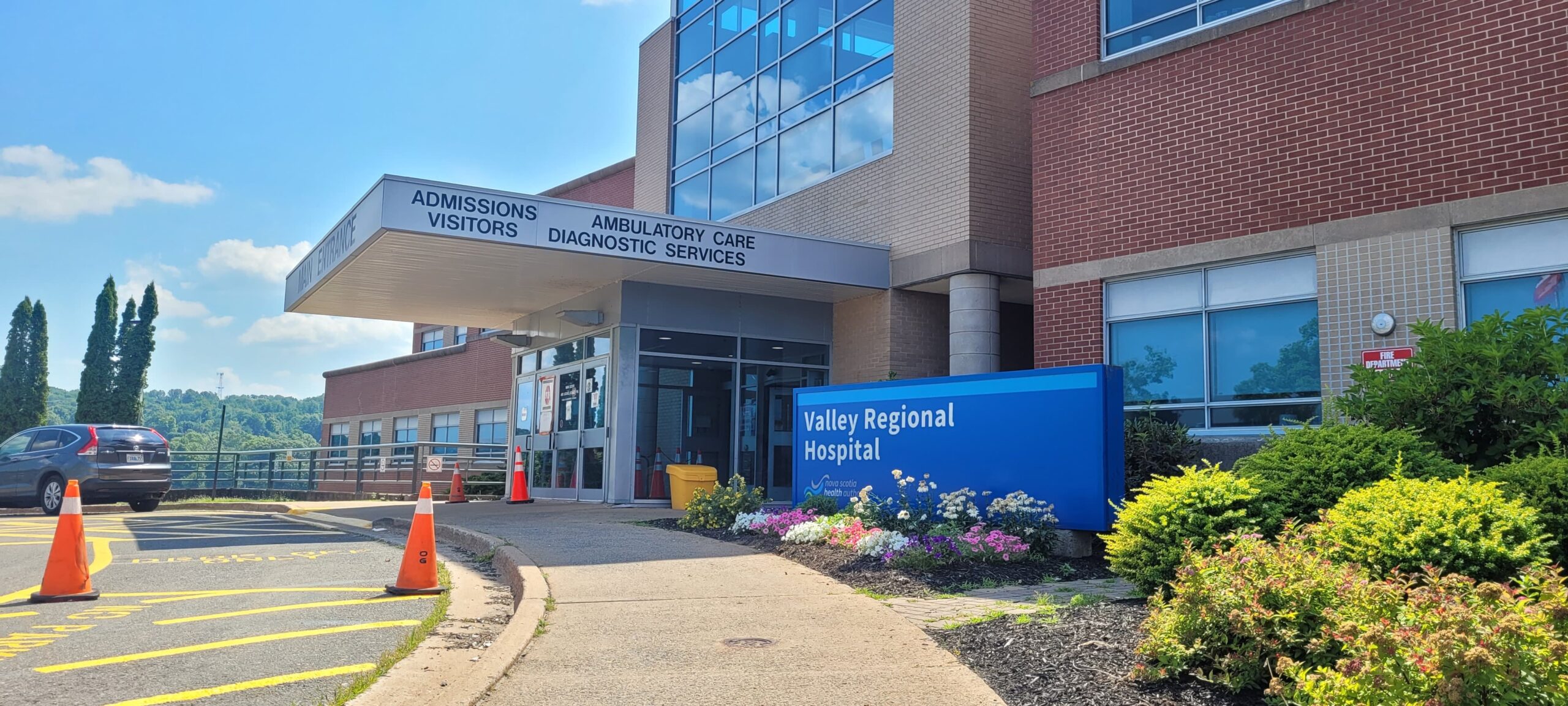 在一个阳光明媚的日子里在山谷地区医院外。