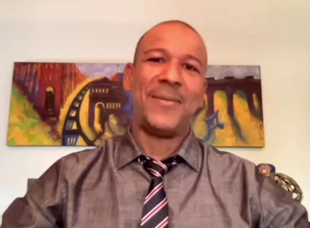 黑人穿着灰色领衬衫和条纹领带的爆头