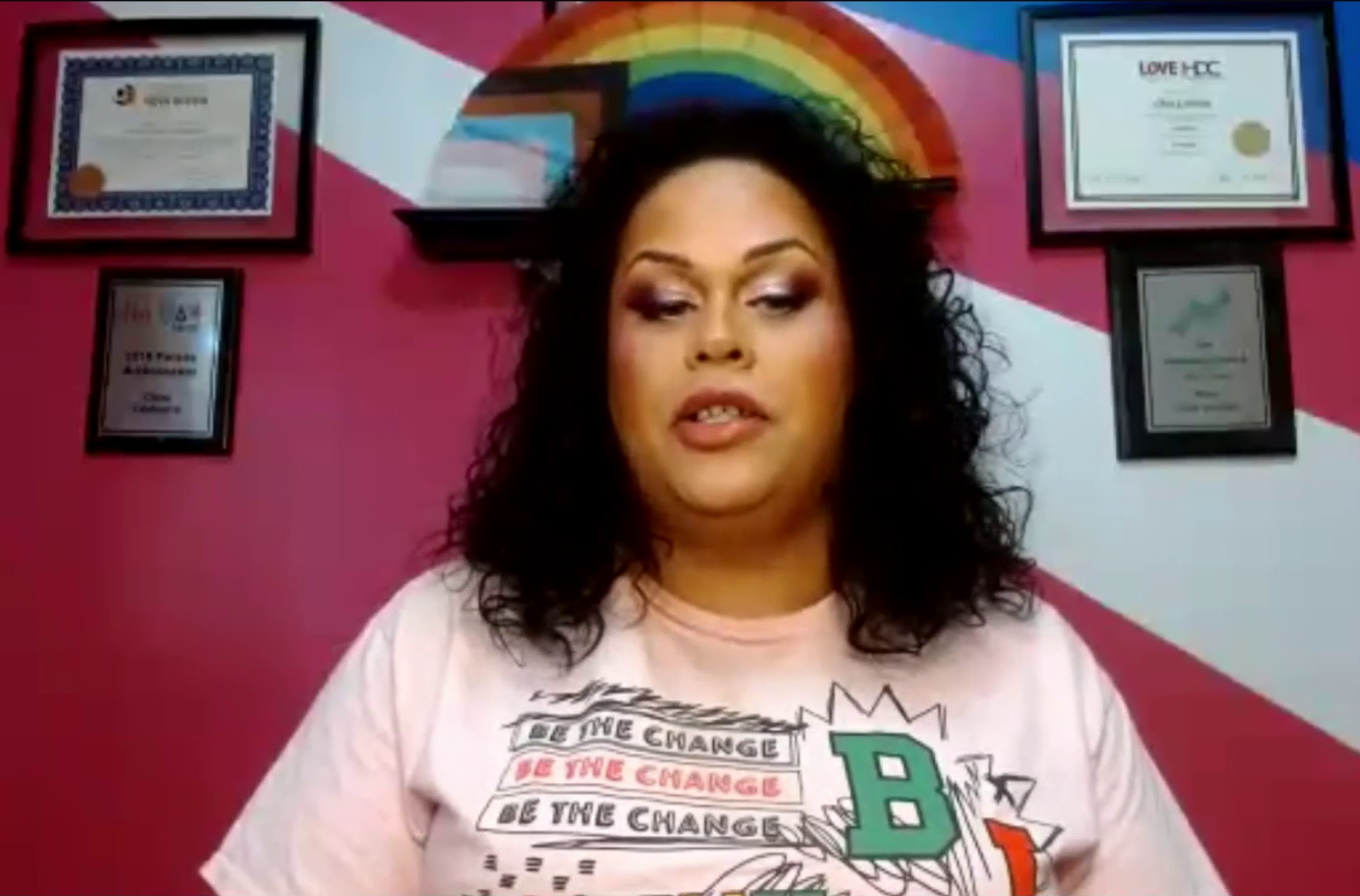 黑人妇女穿着粉红色T恤的爆头