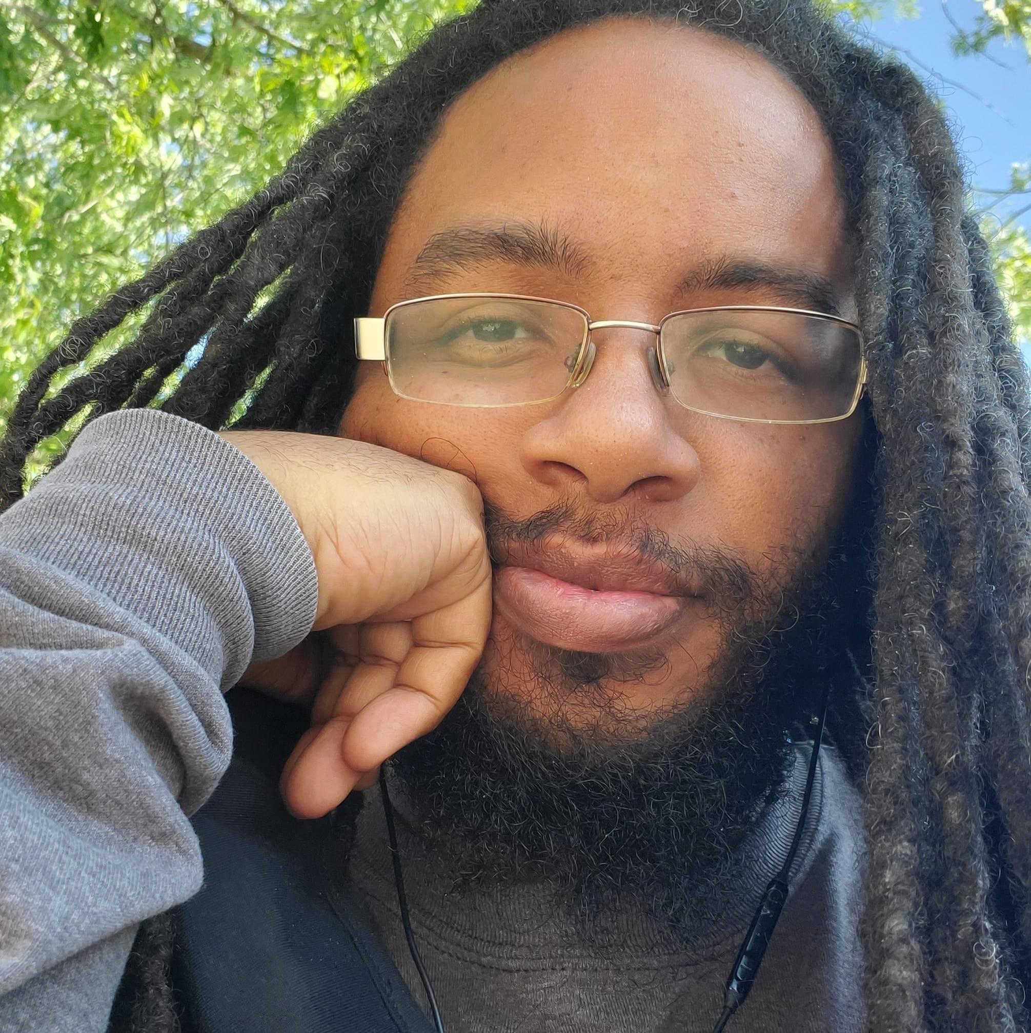 戴着眼镜的黑人的特写镜头