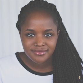 一个黑色长辫子的黑人妇女的特写镜头