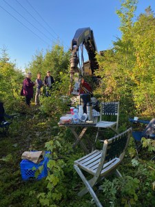 一群人站在树林里的机器中间。