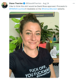 一个黑头发的女人穿着黑色t恤，上面写着滚开