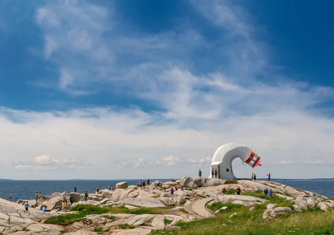 灯塔在岩石上倾斜。周围都是人