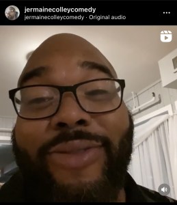 黑胡子黑眼镜的黑人咧嘴笑着