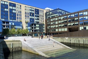 哈利法克斯(Halifax)海滨的一栋住宅楼，在一个蓝天的日子里，前景中有通往港口的楼梯。