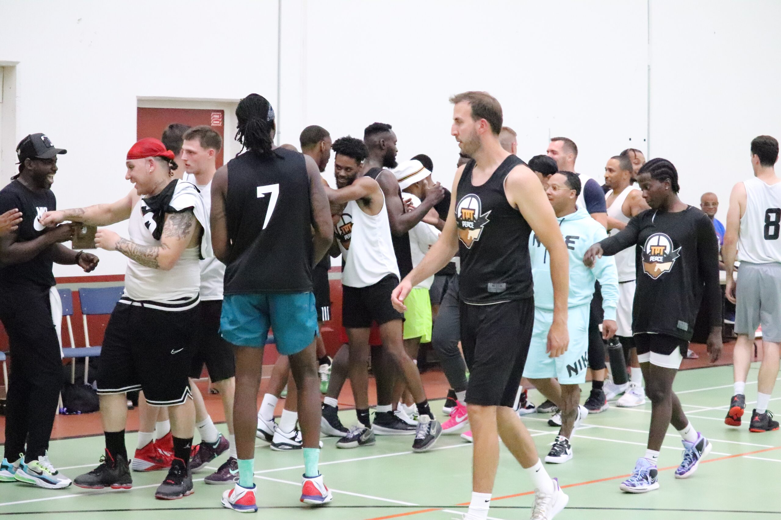 在北普雷斯顿举行的2022年和平篮球锦标赛揭幕战结束时，球员们握手