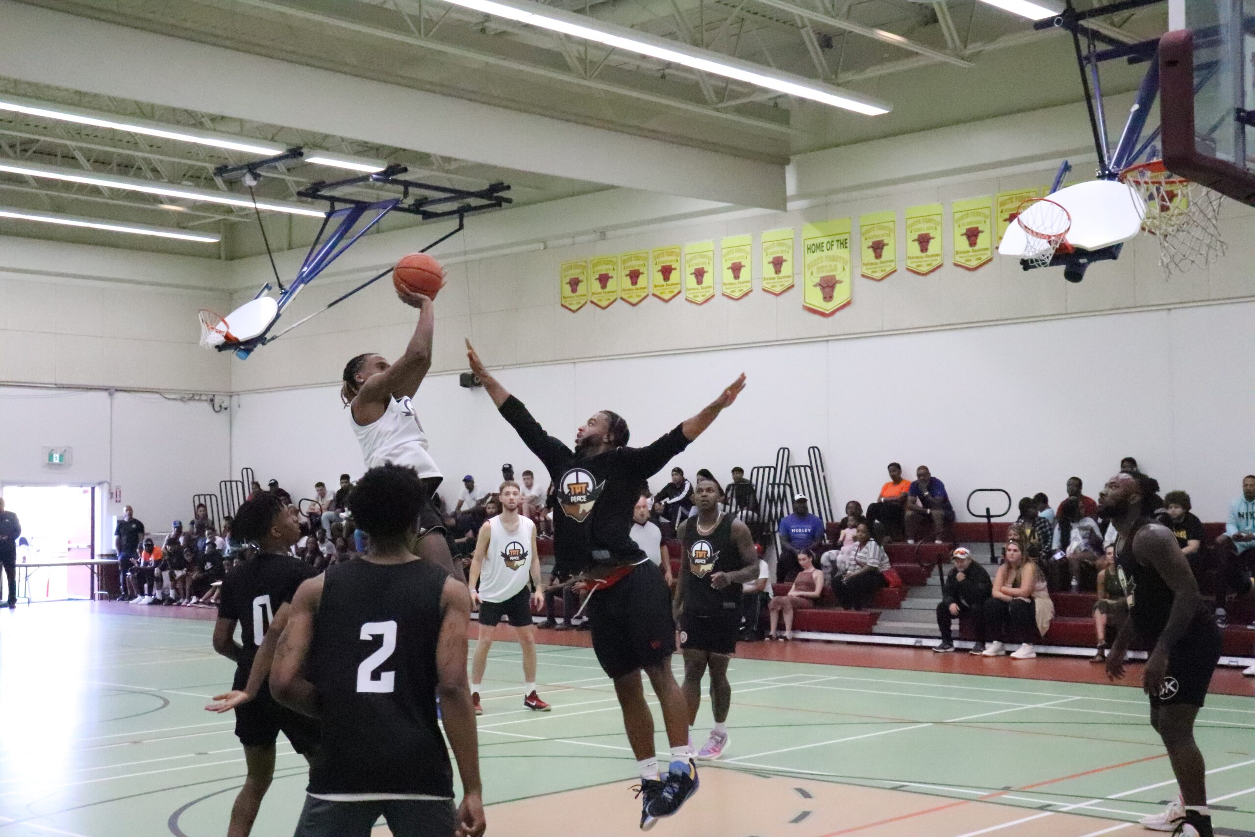 在篮球比赛中，一名球员试图封盖另一名球员的投篮。