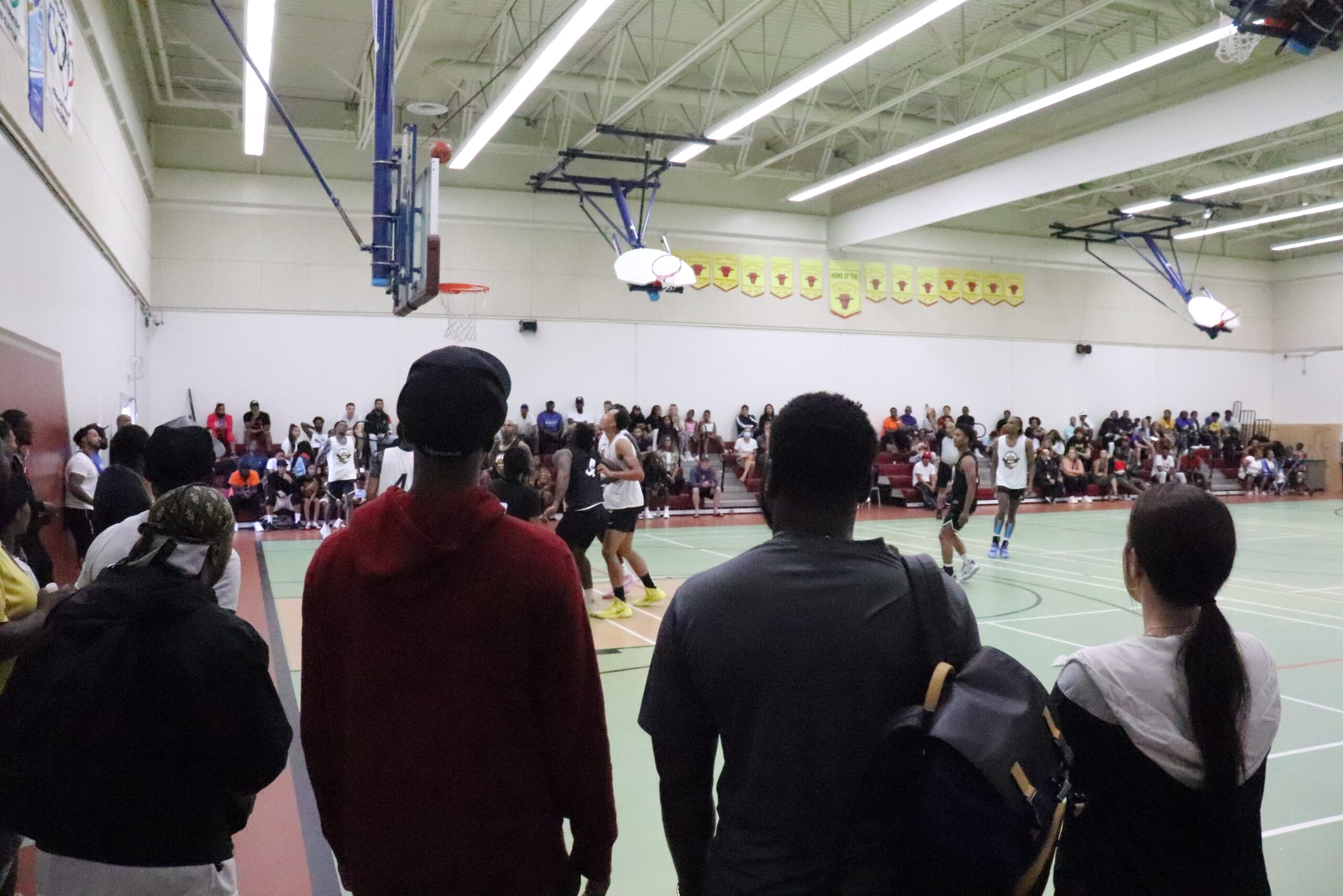 观众在观看2022年和平篮球锦标赛的开幕之夜