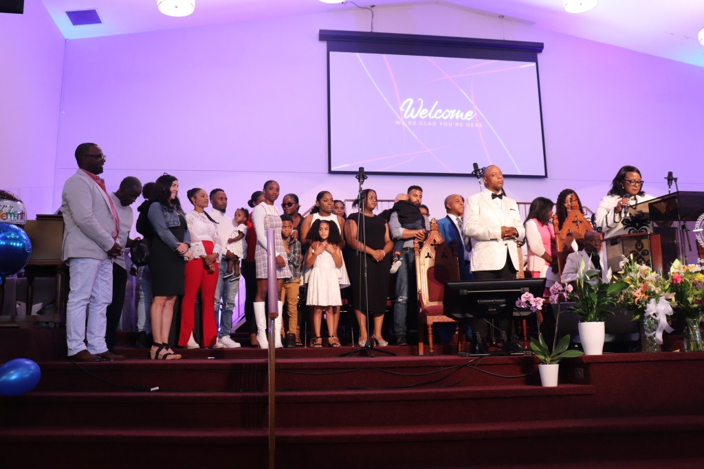 在北普雷斯顿的圣托马斯浸信会教堂，几个家庭成员加入了牧师华莱士·史密斯的舞台