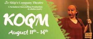 《KOQM》的广告，称该剧将于8月11日至14日上演。在右边，一个戴着面具的女人，腰部以上穿着橙色衣服，手里拿着手杖