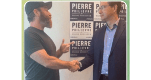 一名戴棒球帽的白人胡须男子与一名白人政客握手