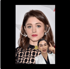 TikTok视频截图显示，一名深色头发别在脑后，穿着白色白大褂的女子，指着另一名女子的照片。