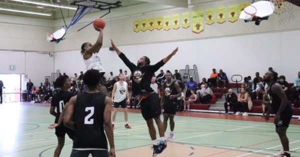 在一场篮球比赛中，一名球员试图封盖另一名球员的投篮。