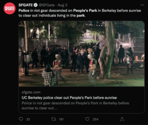 在推特上发布了一张晚上公园的照片。数十名身穿防暴装备的警察人数超过了他们面对的抗议者