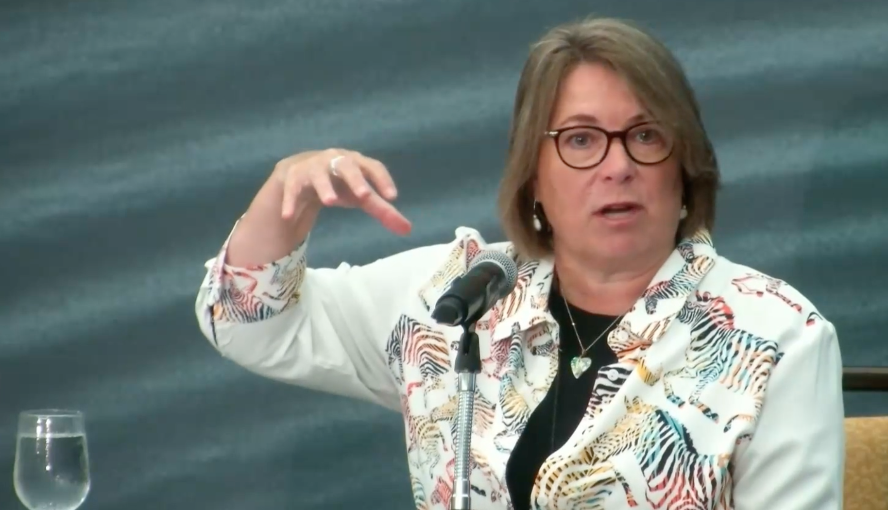 一个穿白衬衫的女人在做手势