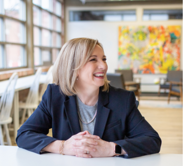 一个双手交叉放在前面坐着的女人