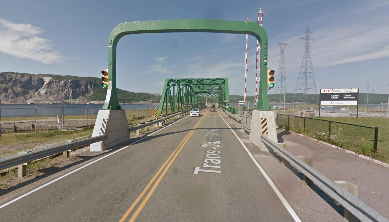 水边的高速公路，上面有一个绿色的拱门