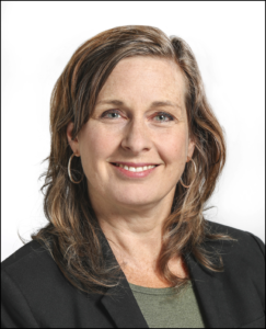 白色女性，中等棕色及肩长发，绿色眼睛