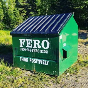 一个绿色的垃圾箱，上面有FERO公司的名字和“积极思考”的字样。