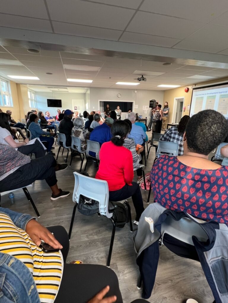 人们在会议上听演讲