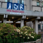 IWK的入口，一座混凝土建筑，前面有花坛