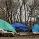 在一个潮湿的秋日，公园里的三个篷布帐篷