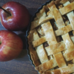 两个红苹果旁边是格子状的烤苹果派