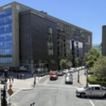 大块状砂岩和金属建筑