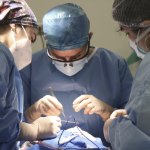 外科手术小组为病人进行手术