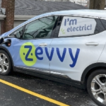 一辆边上写着“泽维”的小型电动车