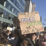 一个抗议标语，上面写着“也许如果它被称为自然之父，我们会在乎”