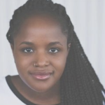 一个梳着黑色长辫子的年轻黑人妇女